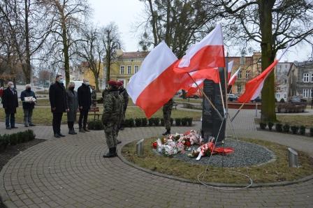 Reprezentacja składa kwiaty przed pomnikiem na Skwerze Żołnierzy Wyklętych