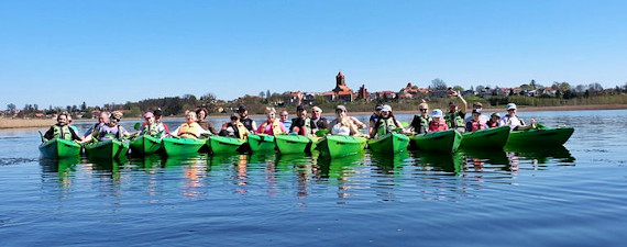13 kajaków zetkniętych burtami na jeziorze Liwieniec.